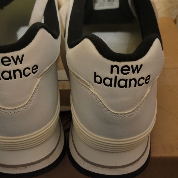 New balance - Picture 2 of 5